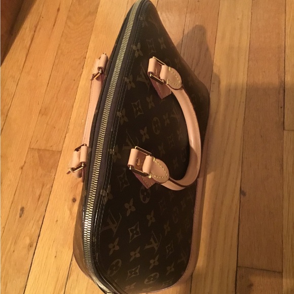 BEAUTIFUL LV BAG VERY LIGHTLY USED ONLY $465.00🔥🔥🔥🎁🎁 . - Picture 9 of 16